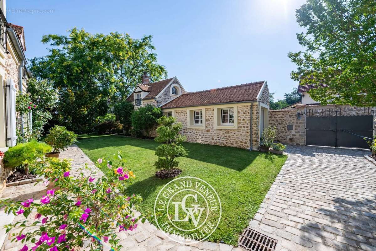 Proche barbizon - propriété traditionnelle et dépendance - 4 chambres - garage double - cave - piscine - jardin paysager - photo 2
