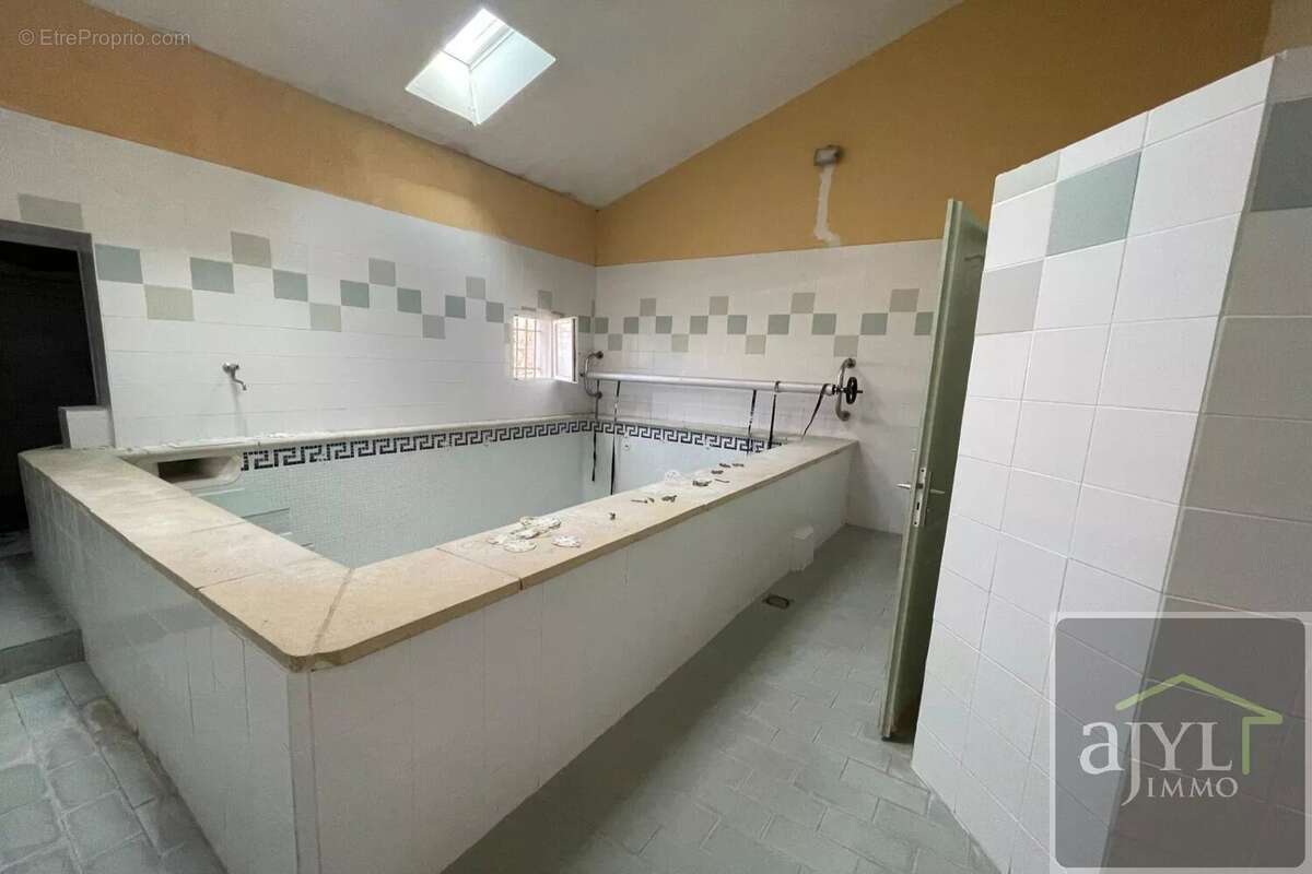 Commerce à LA ROQUE-D&#039;ANTHERON