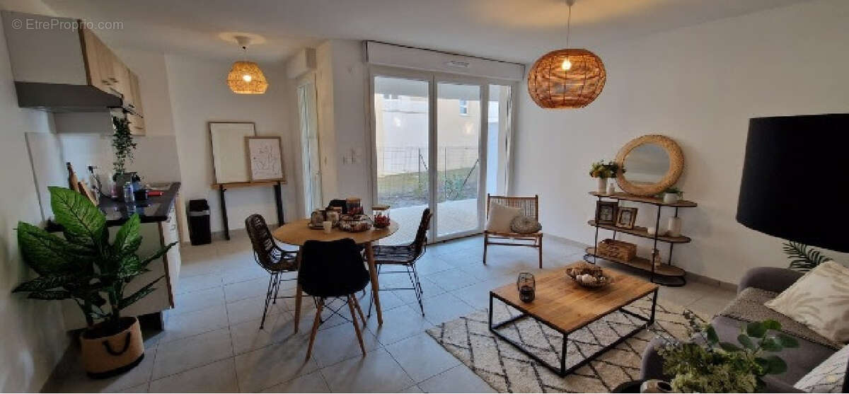 Appartement à PINS-JUSTARET
