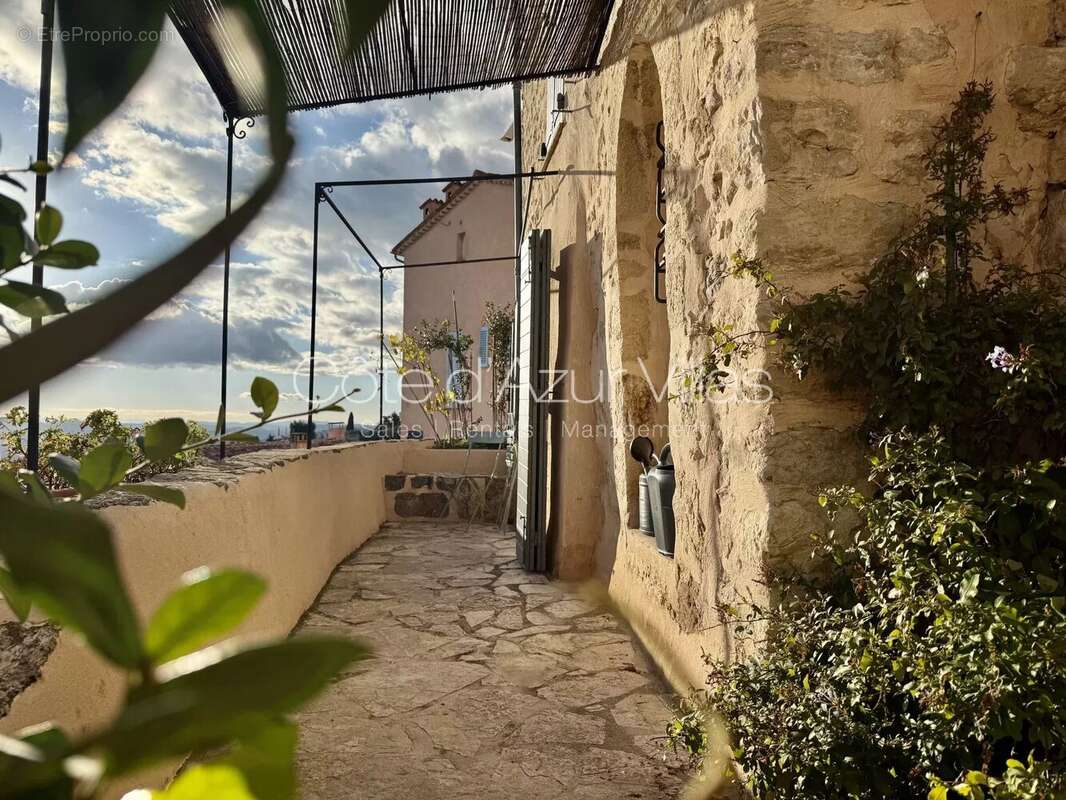 Maison à CHATEAUNEUF-GRASSE