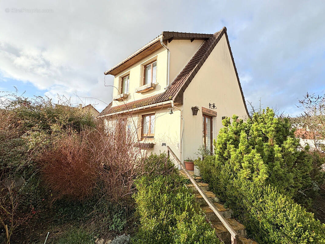 Maison à CHANTELOUP-LES-VIGNES