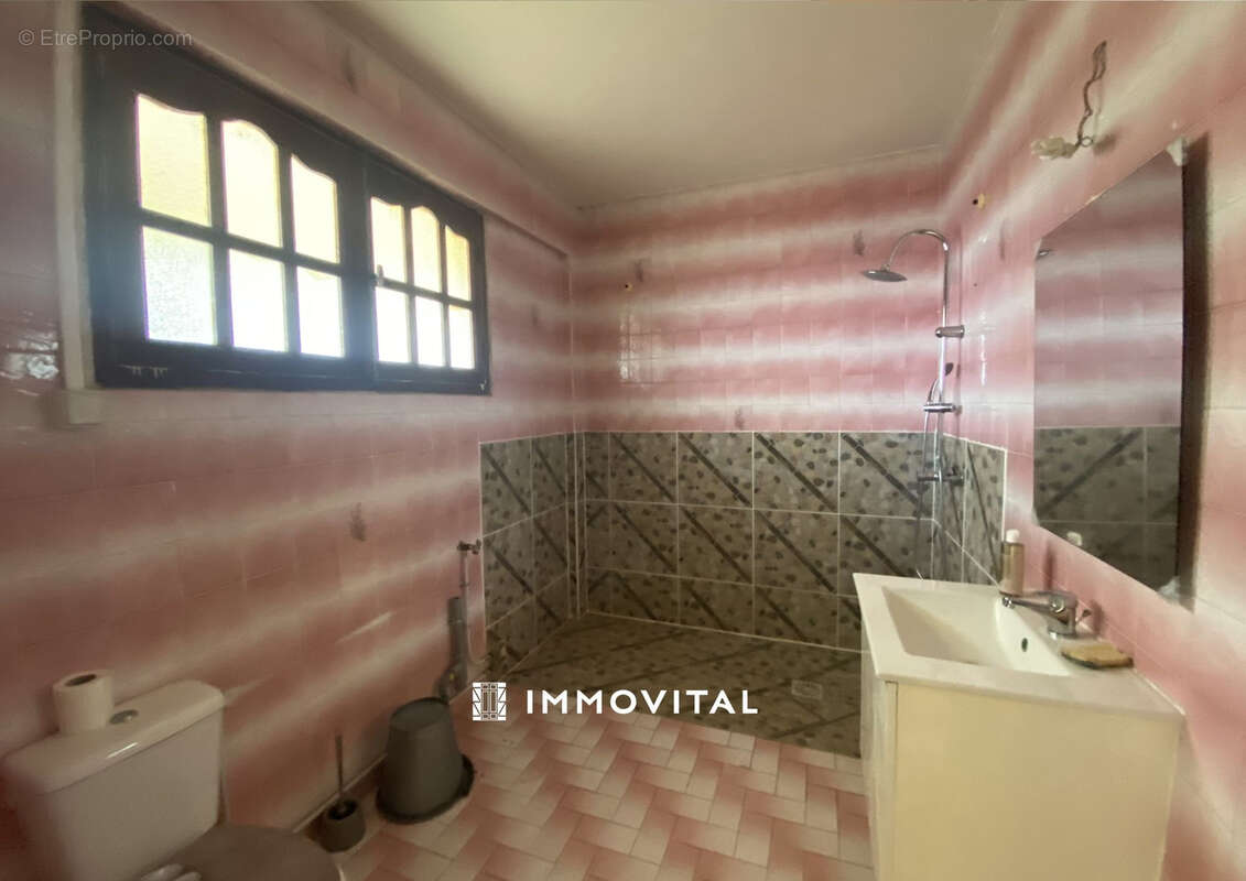 Maison de ville sur deux niveaux - Deux appartements   Baillif Bourg - photo 8
