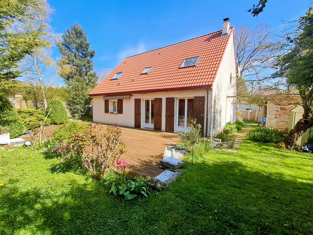 Maison à LA QUEUE-LES-YVELINES