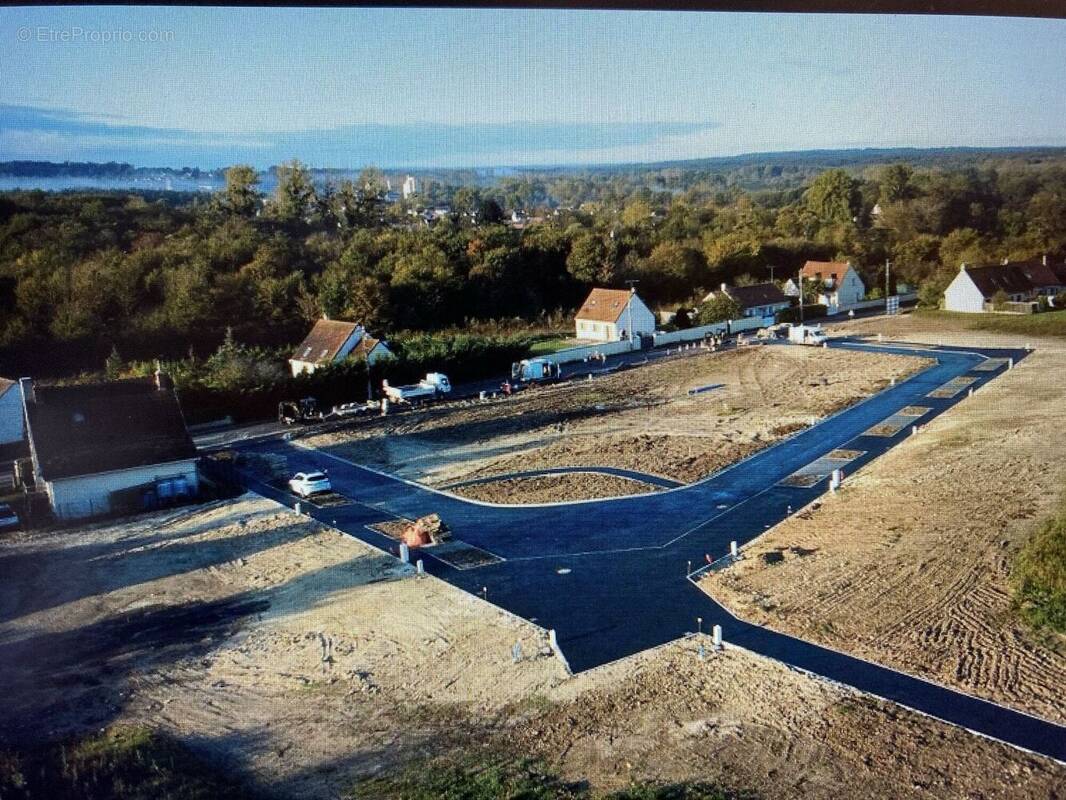 Terrain à MORET-SUR-LOING