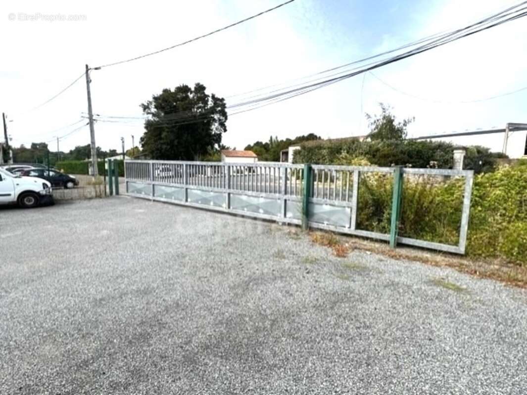 Dpt Charente Maritime (17), à vendre proche de SAINTES Entrepots parkings et Bureaux - photo 2