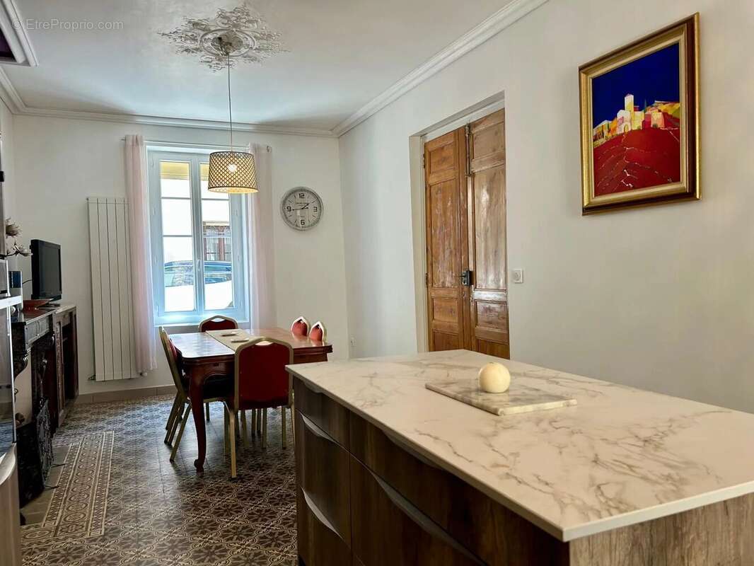 Maison à MONTOULIERS