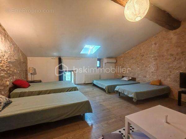 Maison à SAINT-CHAPTES