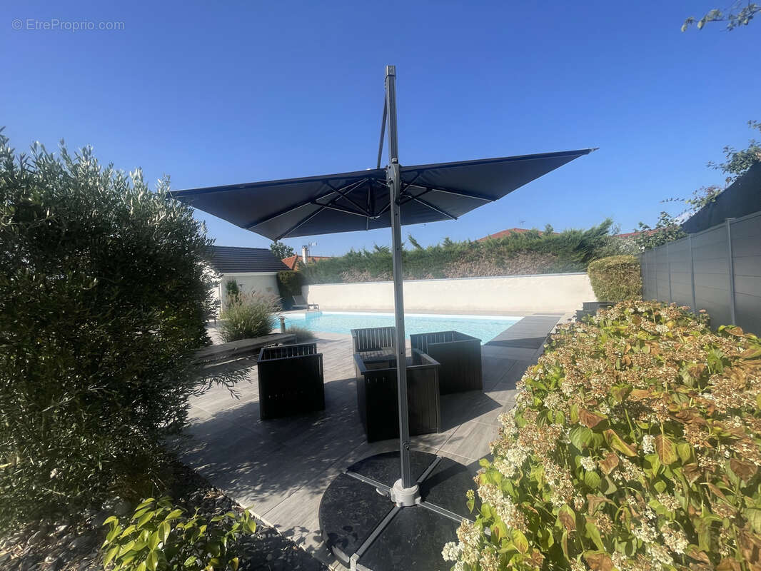 Maison à SAINT-GERMAIN-LESPINASSE