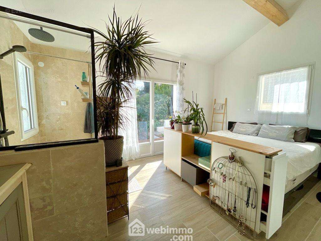 Une chambre parentale élégante avec terrasse privative et vue mer. - Maison à ROQUEBRUNE-SUR-ARGENS