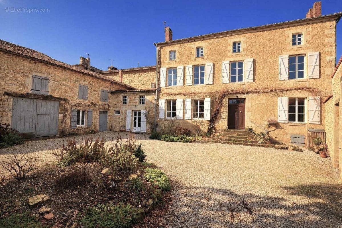 Maison à CHAMPAGNE-MOUTON