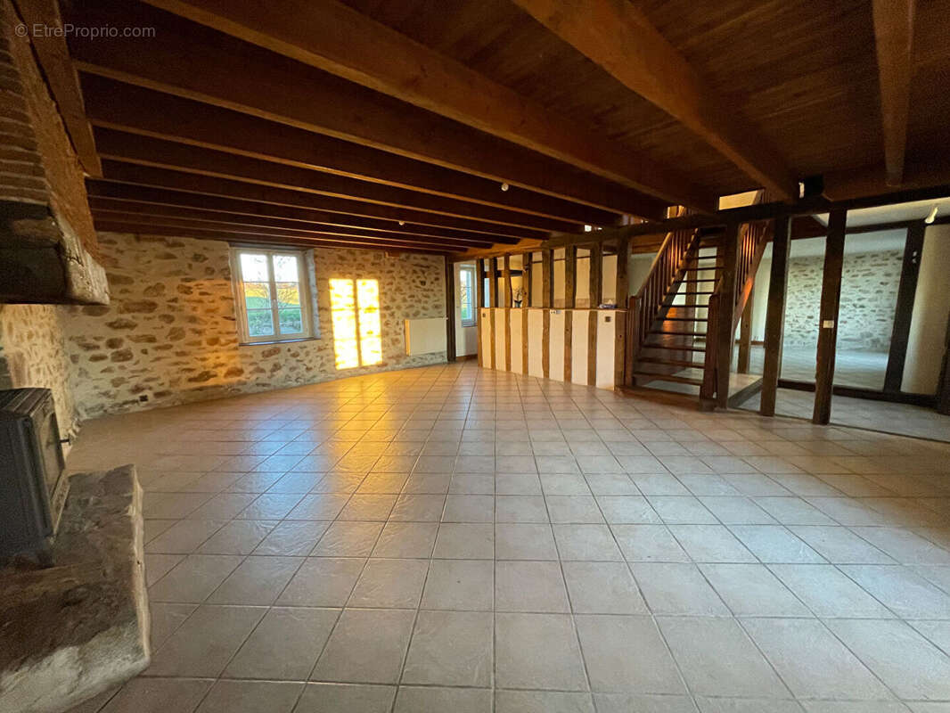 Maison à SAINT-LEONARD-DE-NOBLAT