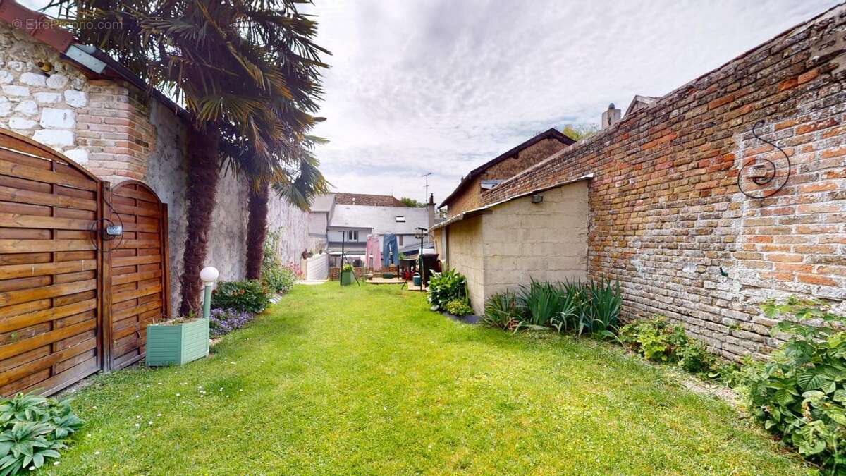 A VENDRE : Maison 6 pièces avec cour et jardin  ( à 20 mins de REIMS via l'autoroute A34) - photo 14