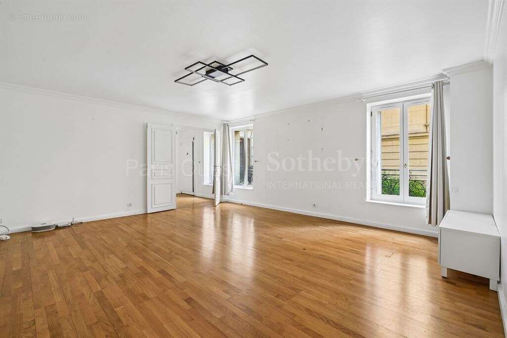 Appartement à PARIS-8E