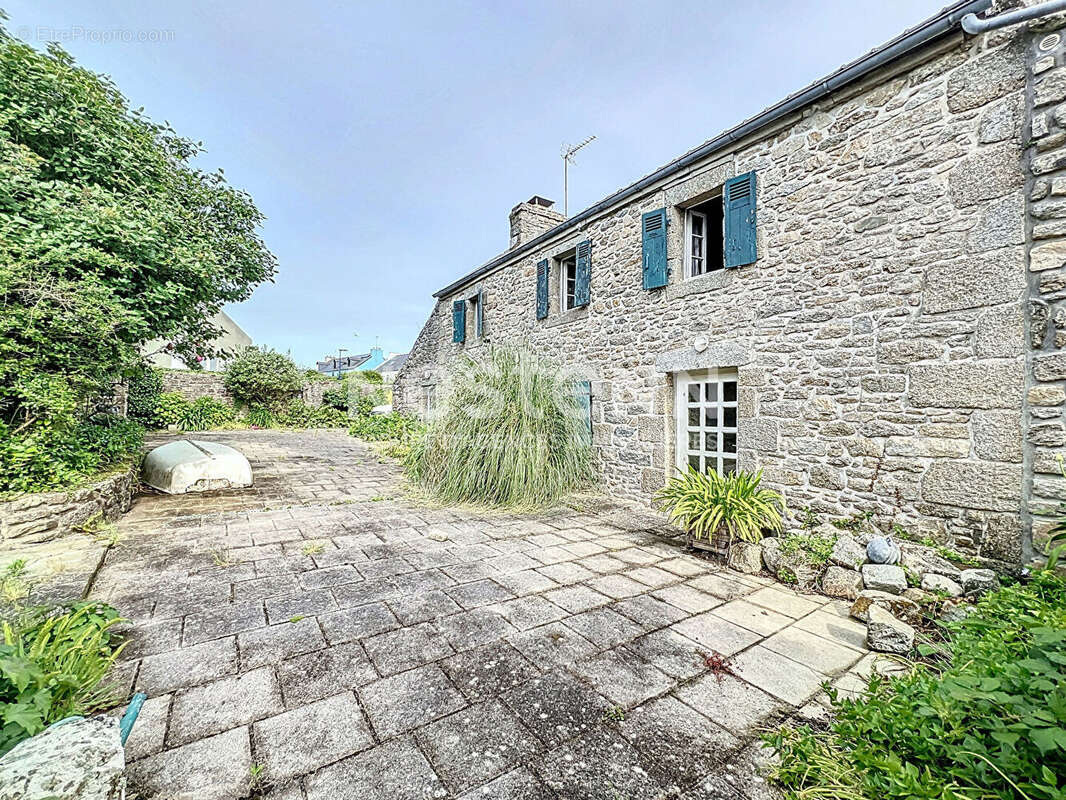 Maison à LAMPAUL-PLOUARZEL