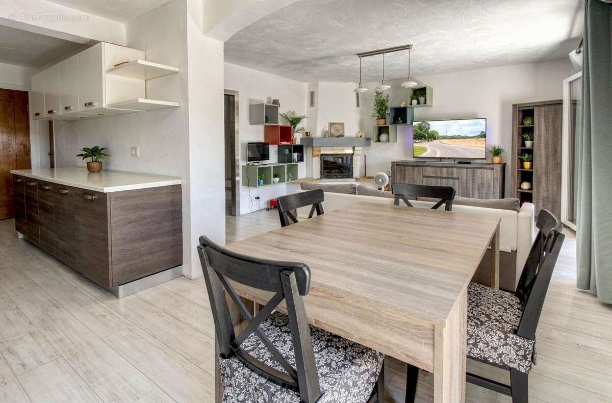 Maison de caractère de 175 m² avec appartement indépendant, jardin, jacuzzi et garage – carros village - photo 5
