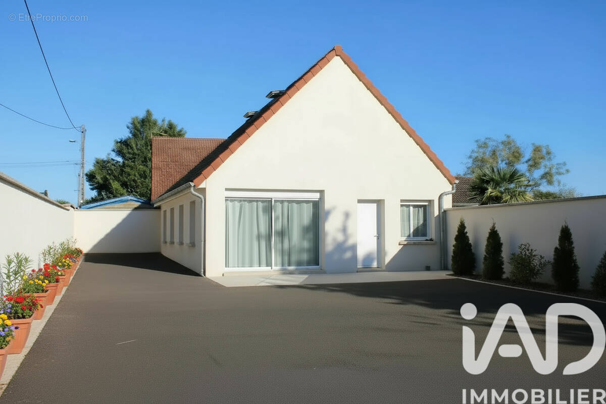 Photo 1 - Maison à LAROCHE-SAINT-CYDROINE