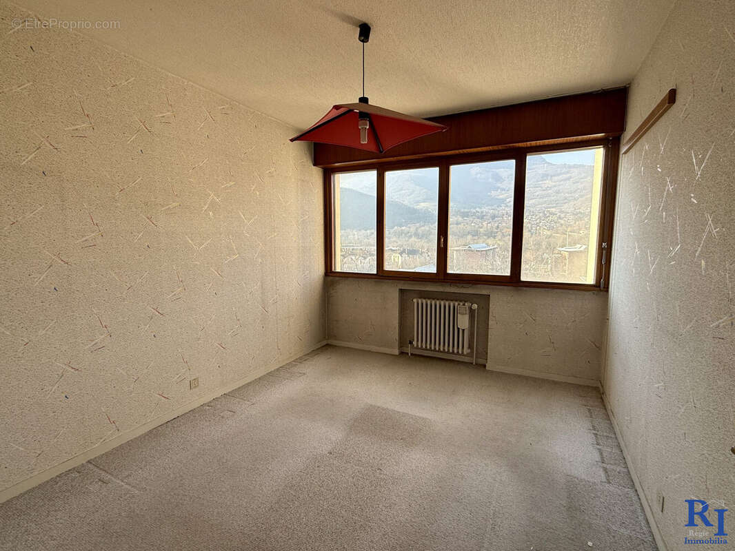 Chambre 2, exposée Ouest - Appartement à ECHIROLLES