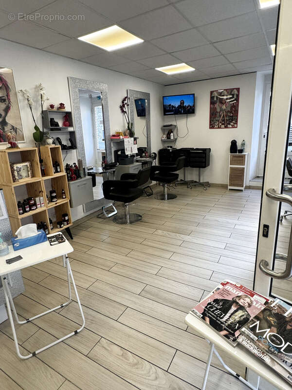 Commerce à L&#039;ESCARENE