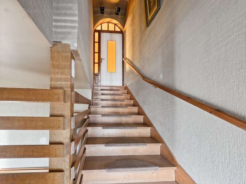 Maison familiale sur 2 000 m² de terrain – Idéale artisan, maçon, charpentier ou entrepreneur, à deux pas de Lons-le-Saunier - photo 18