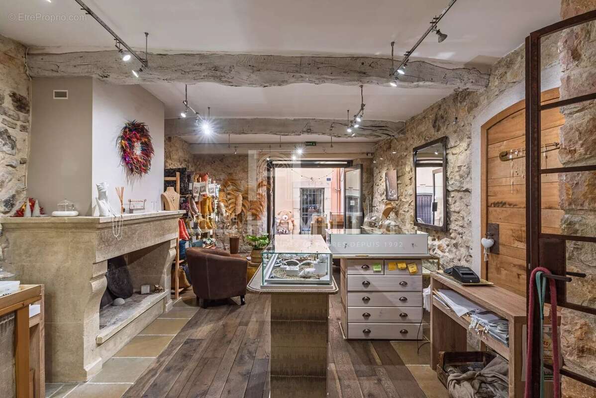 Commerce à VALBONNE