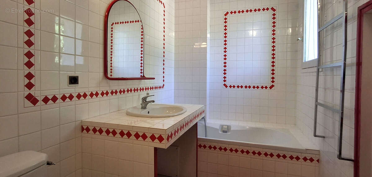 A vendre,  Drôme provençale, Belle Villa de 200 m2, piscine, garages, terrain  arboré de 3400m². - photo 17
