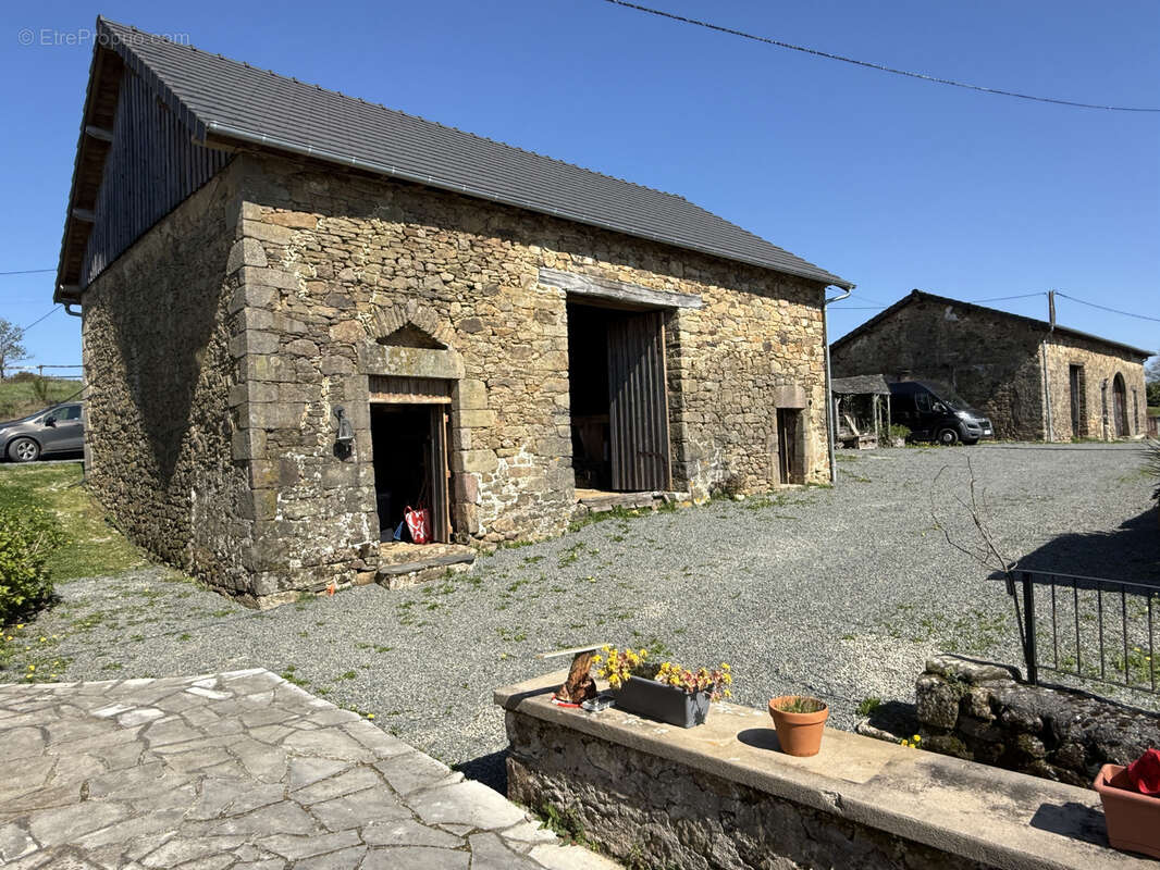 Propriete avec dependances et 11 ha de terrain - photo 6