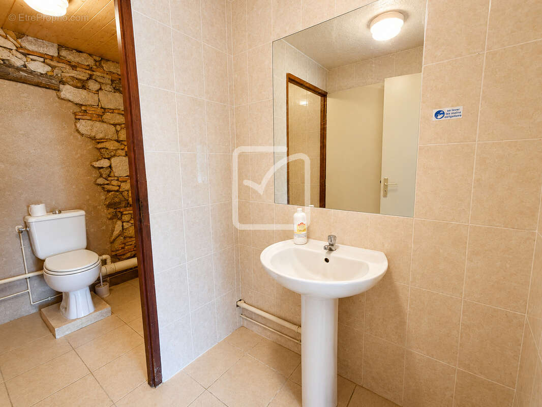Rare   propriété équestre près de villeréal   20 ha   25 boxes   2 aires couvertes   2 habitations - photo 19