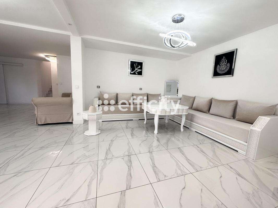 Maison à VAULX-EN-VELIN