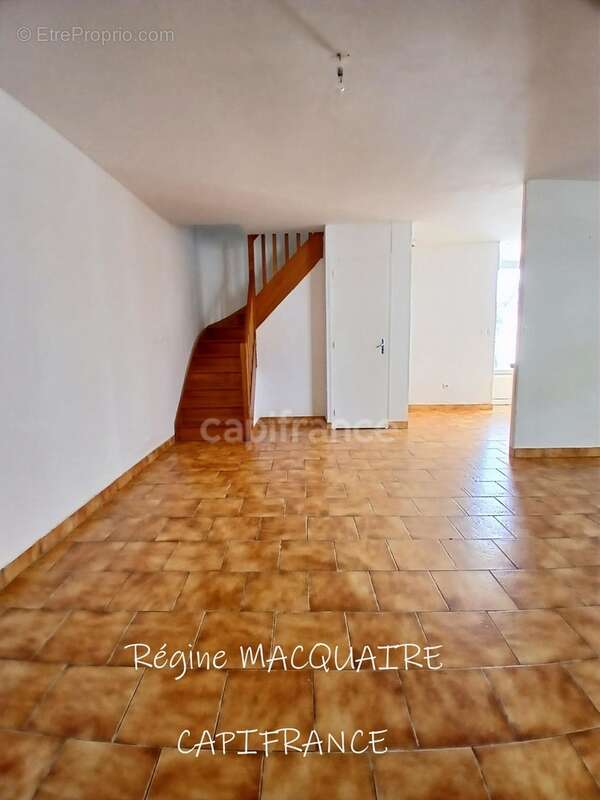 Maison à vendre 4 pièces SOURDEVAL (50) : 3 chambres, garage et extérieur privatif - photo 7