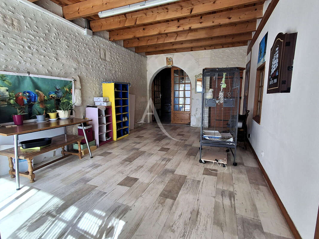 Maison 9 pièces 242 m2 avec dépendances. 5 min de SAINTES - photo 5