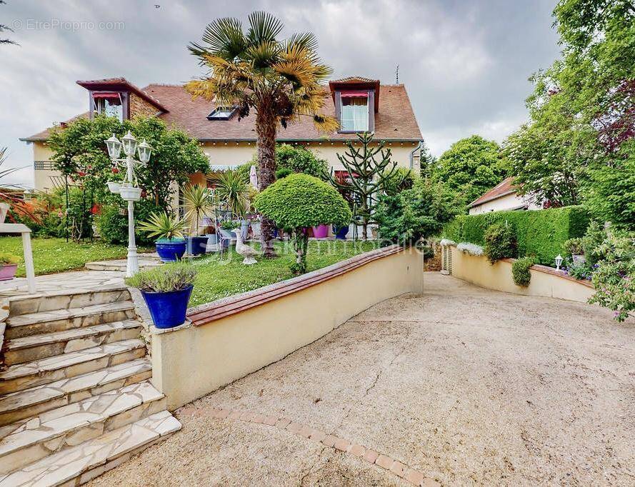 Maison à SAVIGNY-LE-TEMPLE