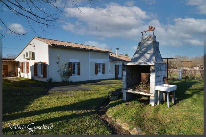 Maison à LES ARTIGUES-DE-LUSSAC