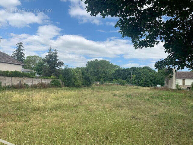 Terrain à ANGLUZELLES-ET-COURCELLES