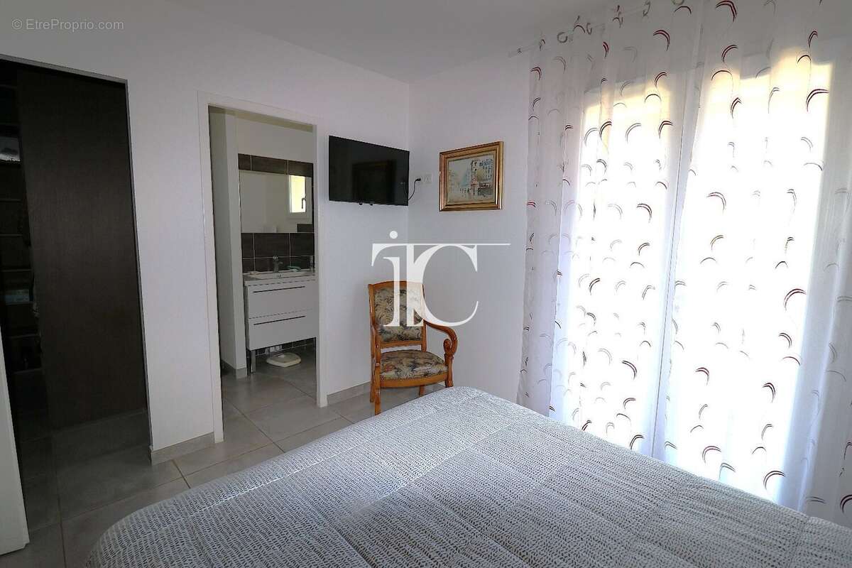Maison en parfait état, 4 chambres dont une suite parentale avec dressing et salle d'eau, sur 2257 m² paysagés. - photo 9