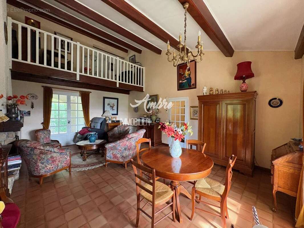 Maison à MONTELEGER