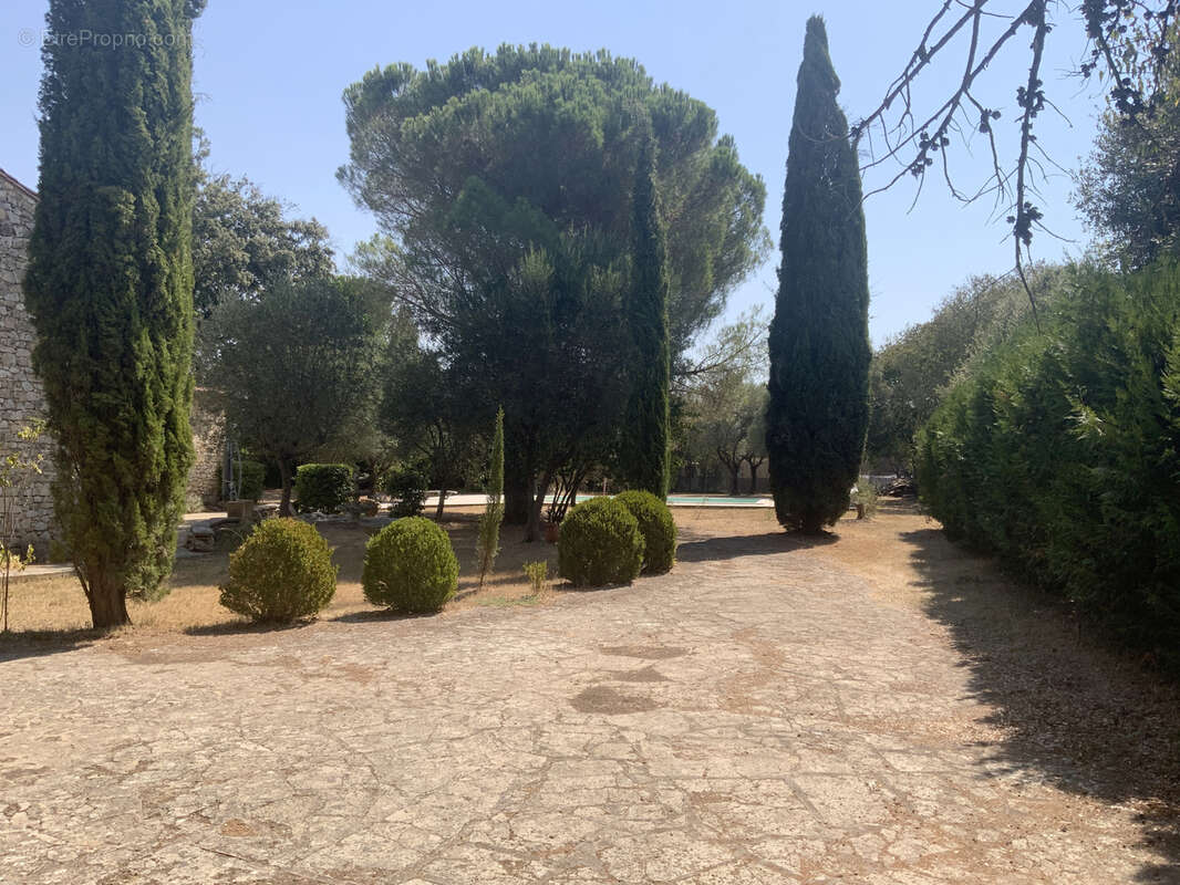 Exclusif,dans un village recherché, maison en pierre avec appartement indépendant sur un terrain de 2167 m2 et - photo 3