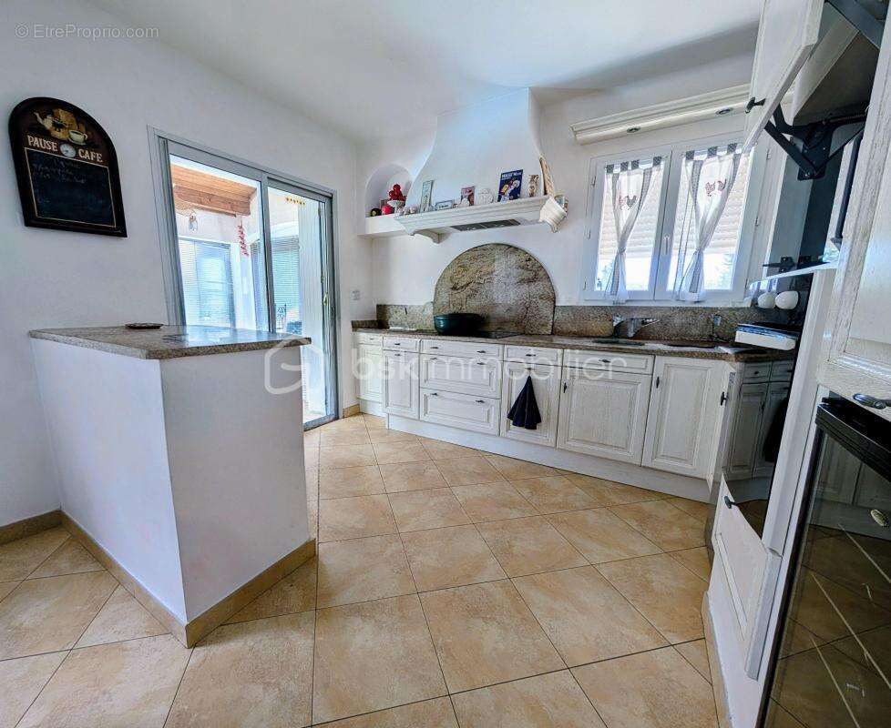 Propriété de 176 m² avec piscine, T2 indépendant et 3 garages - photo 4