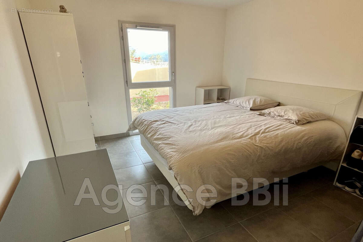 Appartement à CHATEAUNEUF-VILLEVIEILLE
