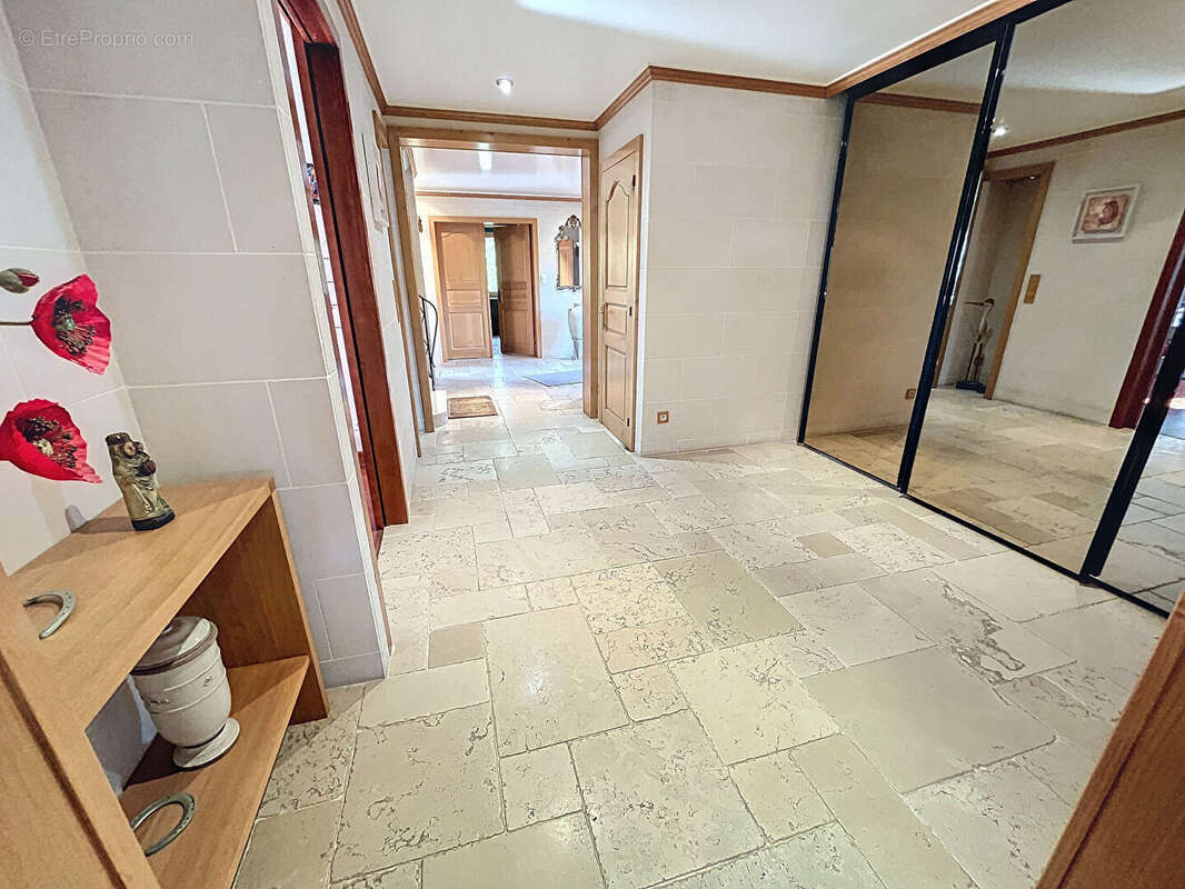 Maison de 9 pièces à Avranches (50300) à 2,5 kms du centre ville et 3 kms des grandes surfaces - photo 2