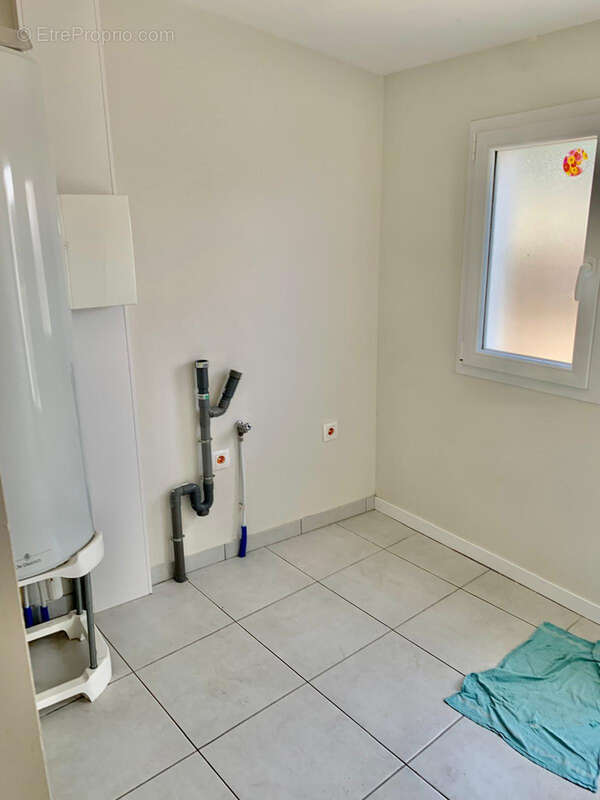 Maison de bourg / 2 ch + cour + dépendance - photo 4