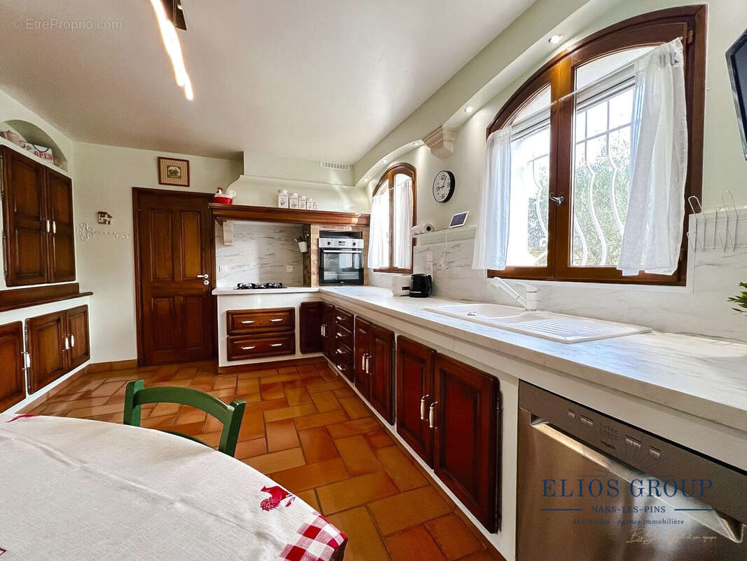 Maison 220 m² à Nans-Les-Pins  - photo 8