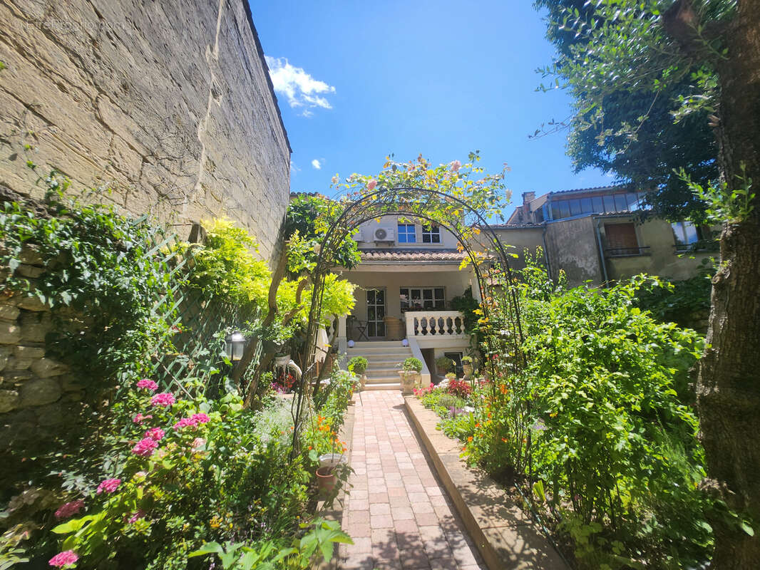 UZES Centre, Elégante maison de caractère d'exception, vendue meublée, jardin, terrasse et garage - photo 23
