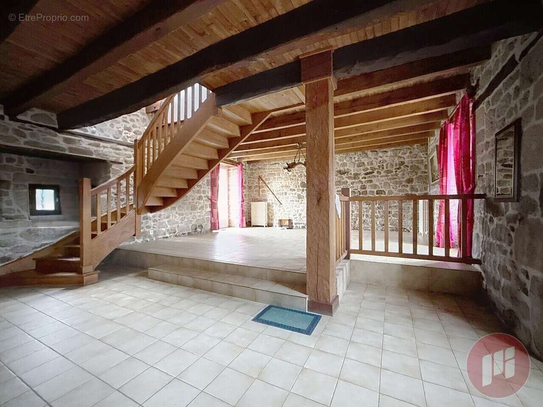 Maison à VITRAC-SUR-MONTANE