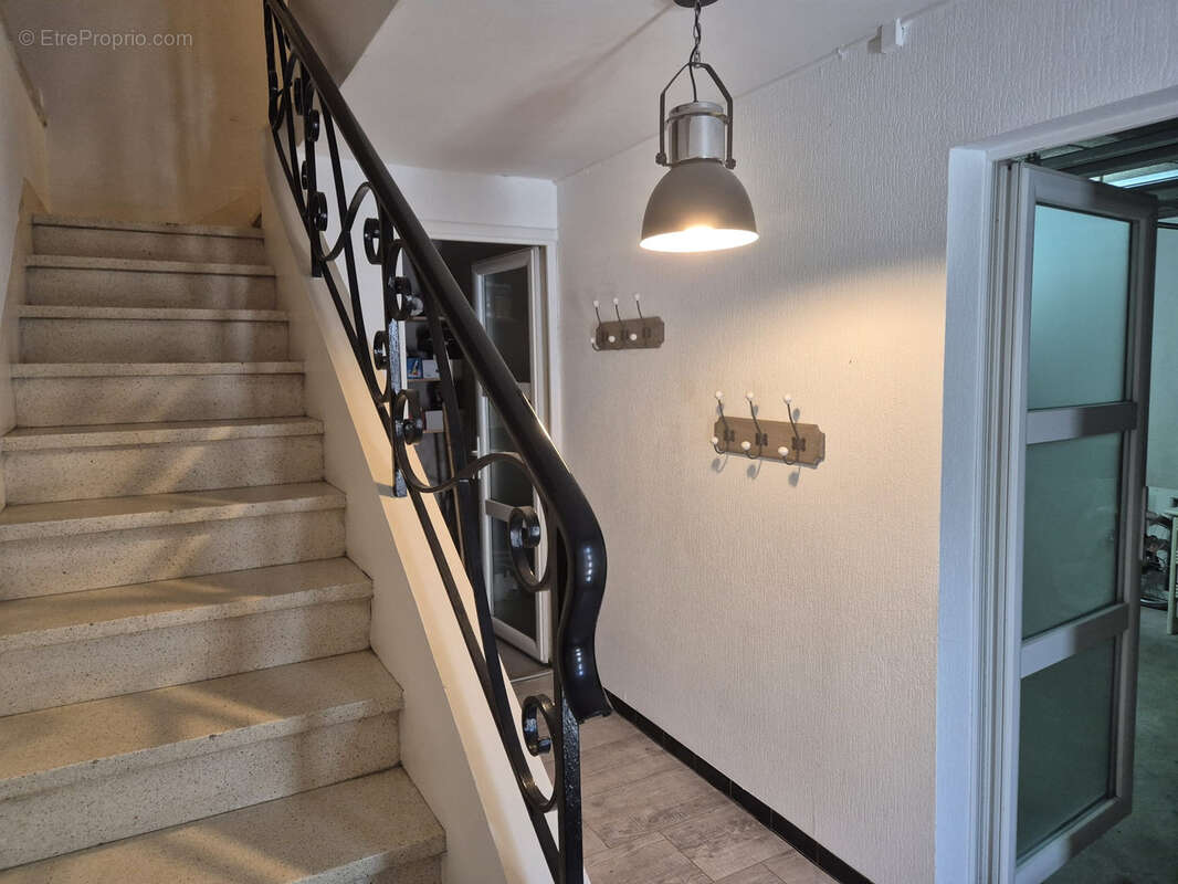 Maison de bourg de 105 m2 habitables offrant de beaux volumes et un fort potentiel, avec jardin ! - photo 10