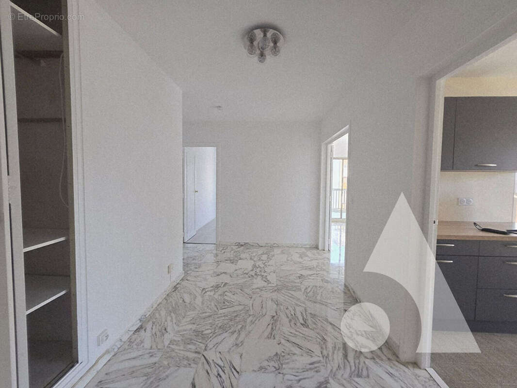 St Raphaël  4 p - 104,65 m²  carrez-  Beaux volumes, lumineux et idéalement situé - photo 8