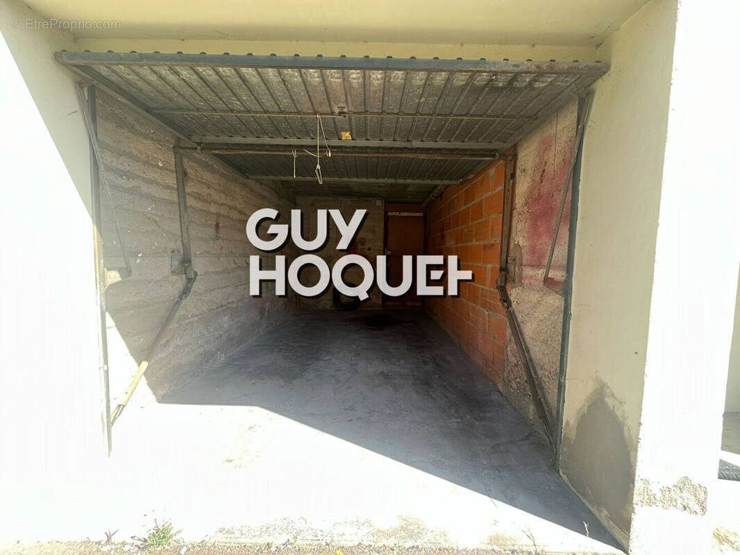 Parking à PARAY-LE-MONIAL