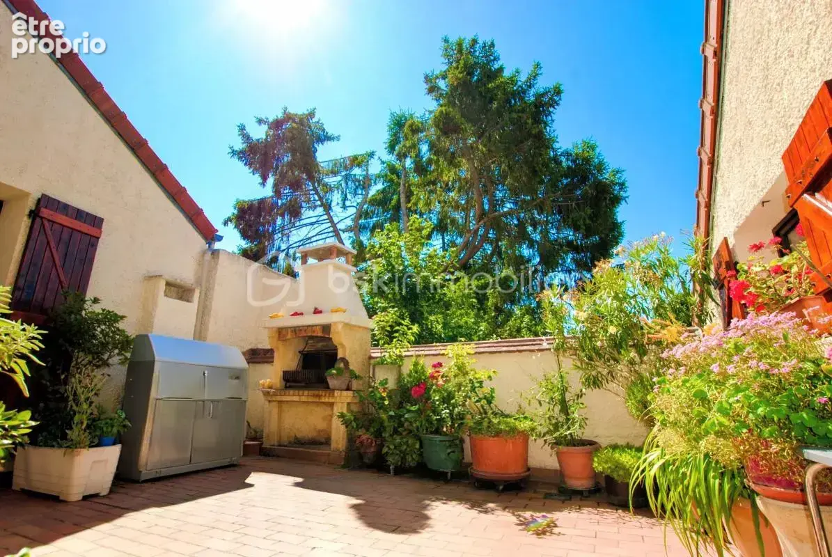 Plein cœur village, maison familiale av balcon et garage + appart. ind. F2 - photo 4