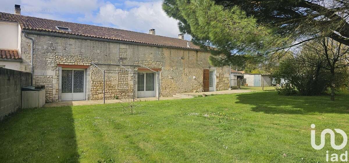 Maison 211 m² à Nieul-Les-Saintes  - photo 2