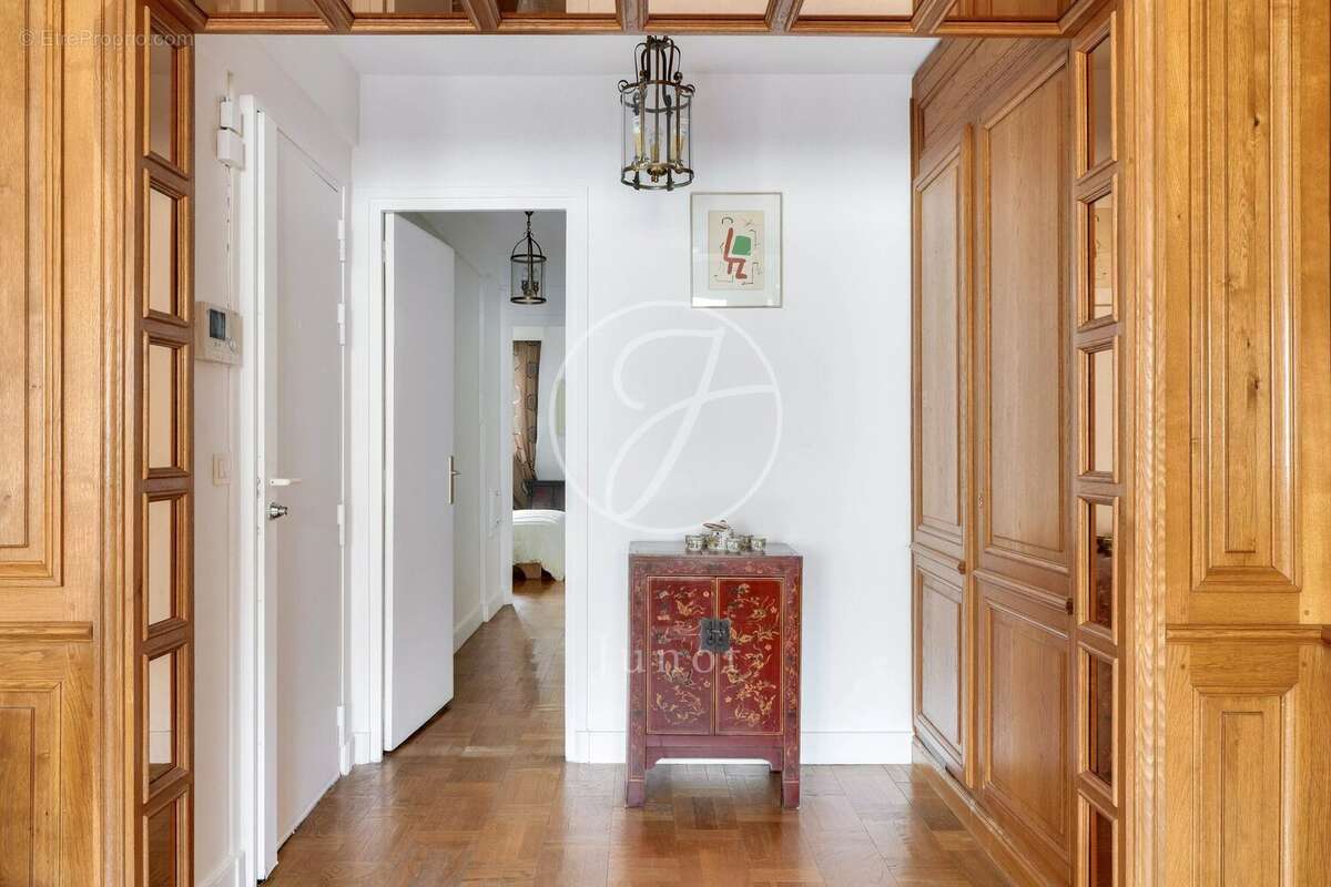 Appartement à PARIS-16E