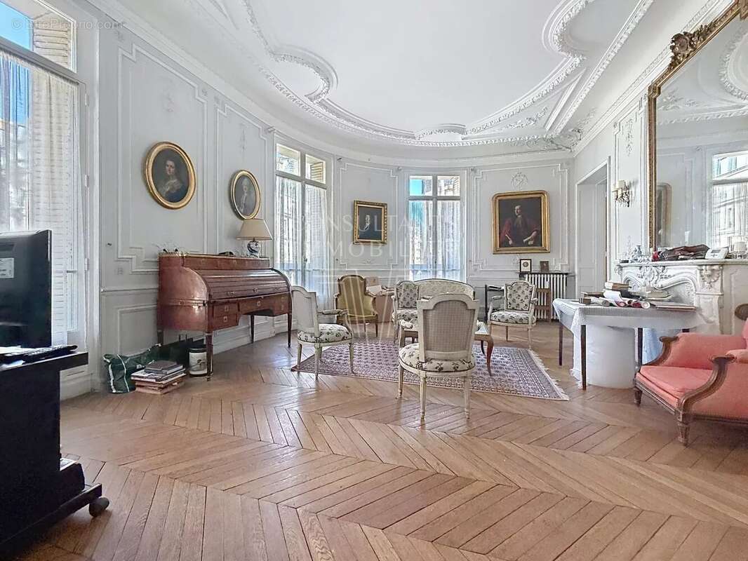 Appartement à PARIS-17E